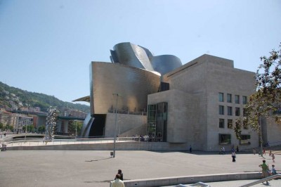 Das Guggenheim Museum Bilbao mit der Ria des Nervión in der Innenstadt Bilbaos <br /><br />Das Guggenheim-Museum Bilbao ist ein Kunstmuseum für Moderne Kunst in Bilbao im spanischen Baskenland. Es hat eine Ausstellungsfläche von 11.000 m² und zeigt sowohl eine Dauerausstellung als auch externe Wanderausstellungen. Das Museum ist eines von sieben Guggenheim-Museen der US-amerikanischen Stiftung Solomon R. Guggenheim Foundation.<br />(Quelle: Wikipedia)