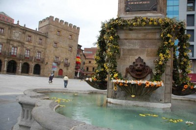 Im Hintergrund des Brunnens &quot;Monumento de Pelayo&quot; steht der Palacio Revillagigedo (aktuell Centro Cultural) aus dem 18. Jahrhundert
