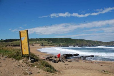 Zu der Zeit FAST menschenleer: die Playa de Verdicio, westl. vom Cabo de Peñas.