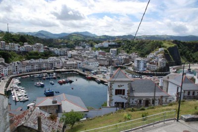 Das Fischerstädtchen Luarca (Asturien) mit seinem malerischen kleinen Hafen.