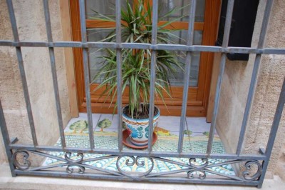 Bemalte Kacheln in der Fensterlaibung eines Altstadthauses