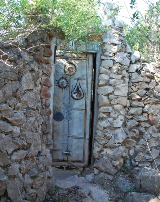Eingang in Natursteinmauer