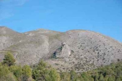 Die Ruinen des Castillos von Travadell befinden sich auf einem Felsen an der Nordseite der Sierra Almudaina.