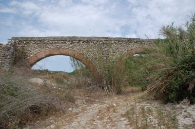 Zwei Bogen unterhalb der der Masía de Capellans, die restlichen Bogen sind von Cañas verdeckt.
