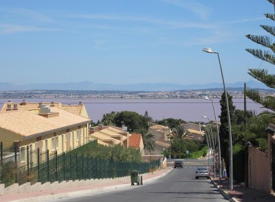 Die rosafarbenen Salinas de Torrevieja, von Los Balcones aus fotografiert (Foto Josefine)