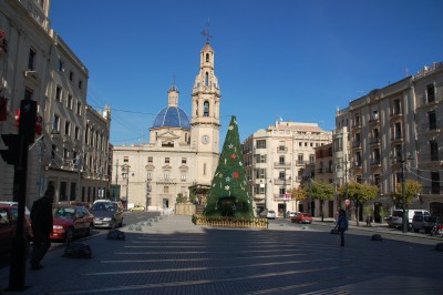 Plaza de España in Alcoi, hinter dem (künstlichen) Weihnachtsbaum ist die Krippe aufgebaut.
