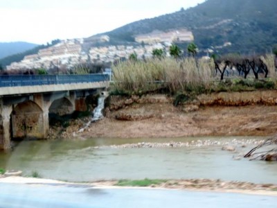 Der Río Jalón, der Flohmarkt fiel wegen des Unwetters aus.