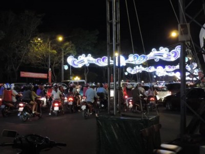 mit Hunderten von knatternden Mopeds zum Mekong.