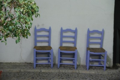 ...drei blaue Stühle..., aufgenommen in Altea, 29.07.2009