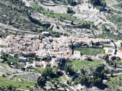 Blick von dem Serella-Gebirge auf Quatretondeta