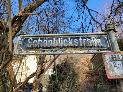 Ich bin in der Schönblickstraße gelandet,<br />das Straßenschild steht da wohl schon ne ganze Weile :-)