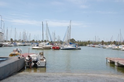 Der schön gelegene Hafen &quot;Marina de las Dunas&quot;<br />Foto © Oliva B. / Elke