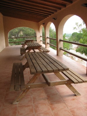 Überdachter Picknickplatz
