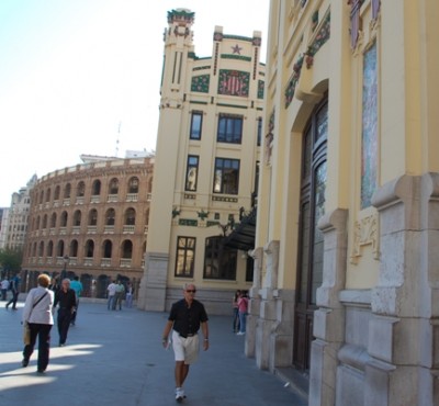 Bahnhof.JPG (141.25 KiB) 7434 mal betrachtet Stierkampfarena links, Bahnhof rechts