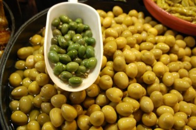 Dazu schmecken quietschgrüne Oliven