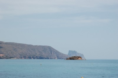 Eine der Inseln vor der Playa de L'Olla