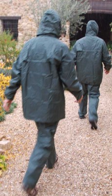 K640_Regen.JPG (79.56 KiB) 5231 mal betrachtet Regenkleidung: hat nur am Anfang dicht gehalten...