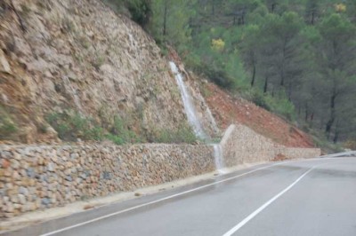 Das Wasser strömte von den Bergen hinunter ins Tal