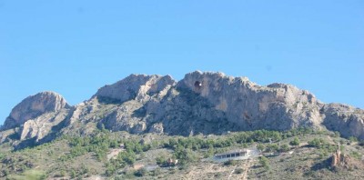 Cabezón de Oro, unterhalb das Eingangsgebäude zu den Cuevas de Canelobre