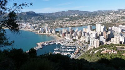 im Vordergrund der Hafen mit Arenal-Strand und Salzsee hinter den Hochhäusern, im Hintergrund links der Olta