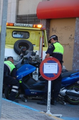 Elche Policia.JPG (117.86 KiB) 5553 mal betrachtet Die Policia Local lässt ein Motorrad abschleppen