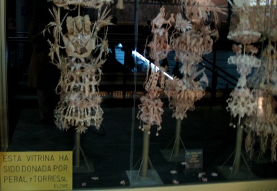 Vitrine im Flughafen El Altet (Alicante). Hier werden Flechtarbeiten aus Elche ausgestellt.