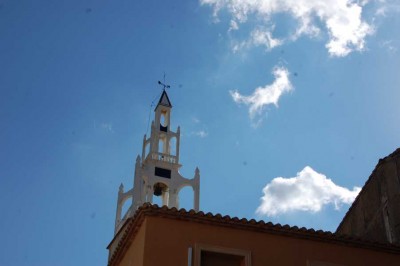Der markante Glockenturm der Pfarrkirche