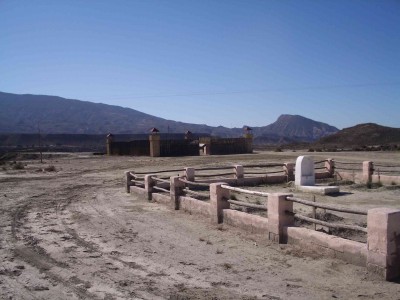 Sogar ein Friedhof gehört dazu