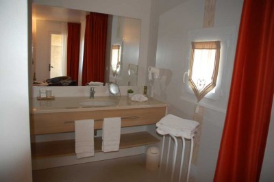 So sah das Badezimmer unseres letzten Hotels in Frankreich aus,