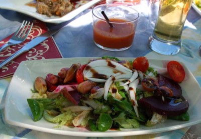 K800_Salat.JPG (82.75 KiB) 21484 mal betrachtet einen bunten Salat mit Tomaten, Zwiebeln, Rote Beete, Orangen, angemacht mit einem Honigdressing