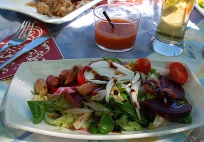 einen bunten Salat mit Tomaten, Zwiebeln, Rote Beete, Orangen, angemacht mit einem Honigdressing
