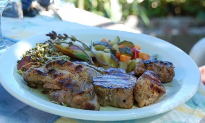 K800_Parillada.JPG (78.77 KiB) 21484 mal betrachtet Alternatives Hauptgericht war ein Grillteller mit Lamm, Schweinefiletstücken, Brätlingen und Gemüseratatouille.