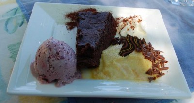 K800_Dessert angeknabbert.JPG (79.09 KiB) 21484 mal betrachtet Den wirklich krönenden Abschluss bildete ein Dessertteller mit Orangenflan auf Schokobiskuit und Eiscreme aus roten Beeren.