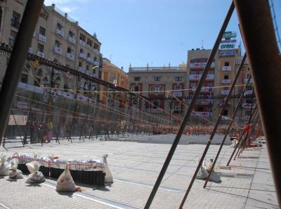 6. Die Masclètas.JPG (87.81 KiB) 5283 mal betrachtet der zum gröten Teil wegen des Mascletàs (Tagfeuerwerk) abgesperrt ist.