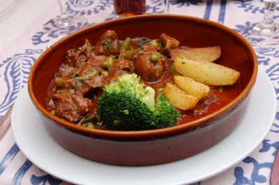 Guisado de jabalí al vino tinto con hierbas