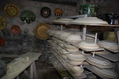 3 TopfDSC_0562.JPG (110.88 KiB) 3938 mal betrachtet Hier trocknen die Rohlinge nach alter Tradition