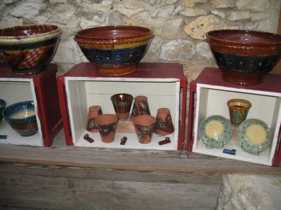 3 fertige Keramik 03.29.08 083.JPG (56.87 KiB) 3934 mal betrachtet Keramik in einem der kleinen Lädchen