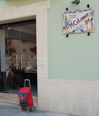Ich muss draußen bleiben - Rolser (gängigste Marke in Spanien) vor einer Fleischerei