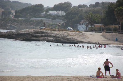 Strand DSC_0955.JPG (112.06 KiB) 1755 mal betrachtet Platja de l'Ampolla (Moraira) - Mitte Mai: Trotz bedeckten Himmels viele Badegäste