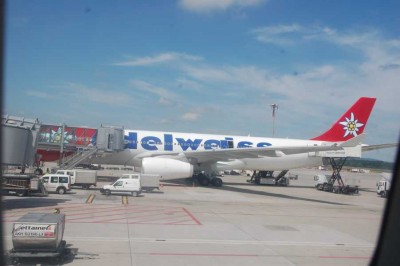 Edelweiß-Die Flugzeuge tragen eine farbenfrohe Bemalung mit viel rot und grossen Edelweiss-Blumen als Symbol für die schweizerische Herkunft der Fluggesellschaft..jpg