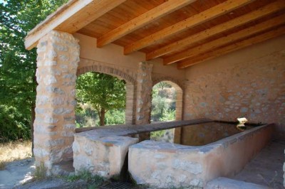 Lavadero (alter Waschplatz, der von den Quellen aus den Bergen gespeist wird, und kürzlich restauriert wurde)