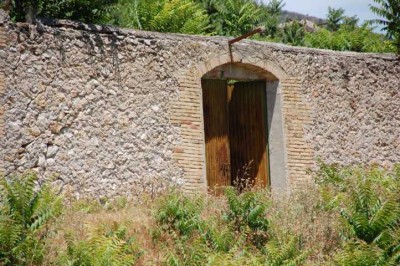 Alte Mauer neben der Masia, hinter dem Tor haben sich bereits Bäume ausgesäht