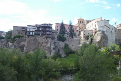 Von dem Parador in Cuenca, einem Kloster aus dem 16. Jahrhundert, hat man den besten Blick auf die hängenden Häuses auf der anderen Seite der Schlucht. Ein Teil der Brücke ist rechts im Bild ersichtlich.