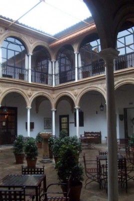 Parador in Ùbeda - Patio des Renaissancepalastes aus dem 16. Jahrhundert, der auf einem alten Palast konstruiert und im nächsten Jahrhundert umgestaltet wurde.