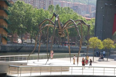 Maman, die riesige Spinnenskulptur aus Bronze von Louise Bourgeois neben dem Gebäude