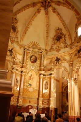 Kirchenschiff der Iglesia del Salvador im Barrio de la Villa