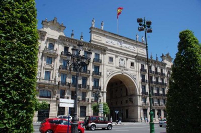 Banco Santander DSC_0803.JPG (141.81 KiB) 12628 mal betrachtet Dieses Gebäude ist der Sitz der Banco Santander und liegt am Paseo Pereda und ist nur durch die Pereda-Gärten vom Meer getrennt. Konzipiert von dem Architekten Javier Gonzalez Riancho wurde das Gebäude zwischen 1919 und 1923 auf bestehenden Strukturen errichtet. Die Hauptfassade zeigt aufs Meer. Oberhalb des Bogens erkennt man die vier Skulpturen von Blanes, allegorische Darstellungen der Kunst, Kultur, des Handels und der Navigation.