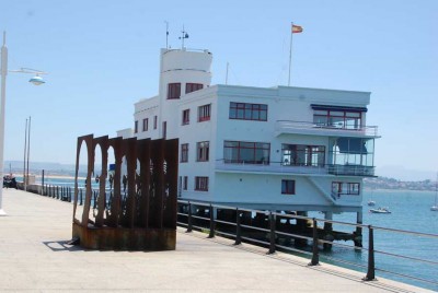 Real Club Marítimo.JPG (71.25 KiB) 12628 mal betrachtet An der Hafenpromenade der Real Club Marítimo (118 Liegeplätze) in Form eines Schiffes - Members only!!!
