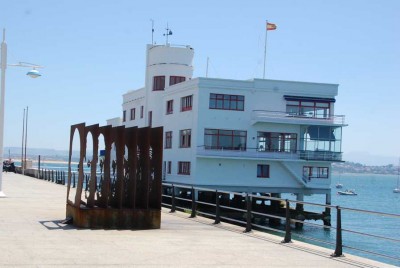 An der Hafenpromenade der Real Club Marítimo (118 Liegeplätze) in Form eines Schiffes - Members only!!!
