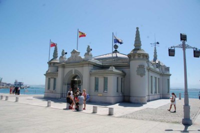 Palacete DSC_0821.JPG (101.58 KiB) 12628 mal betrachtet El Palacete del Embarcadero ist ein altes Herrenhaus. Es befindet sich an der Uferpromenade und den Gärten von Pereda. Es wurde 1920 als Passagier-Station geplant und später als Hauptquartier der Guardia Civil genutzt. 1985 wurde das Gebäude, das der Unidad Portuaria gehört, als Ausstellungs- und Konferenzsaal neu eröffnet.